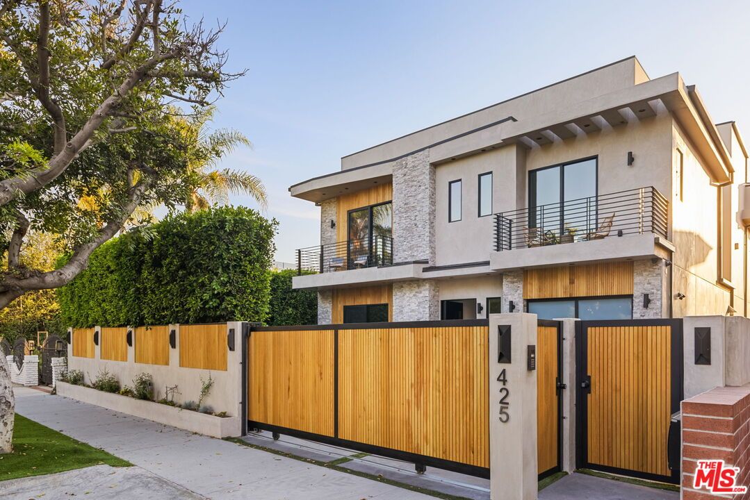 Exterior, Facade, Modern