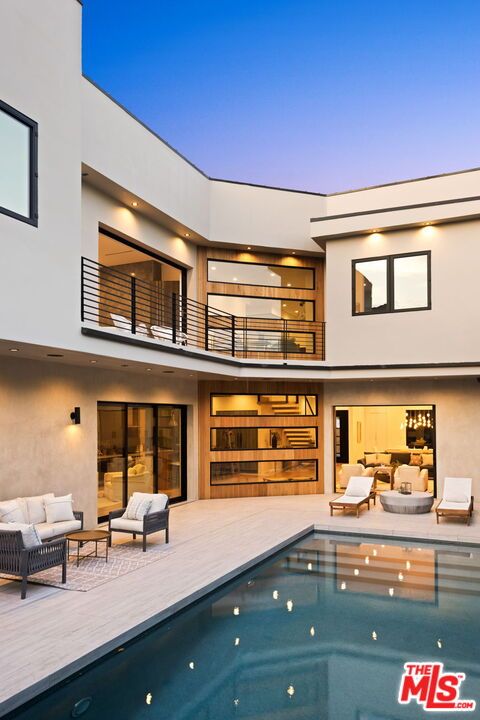 Exterior, Facade, Pool, Modern