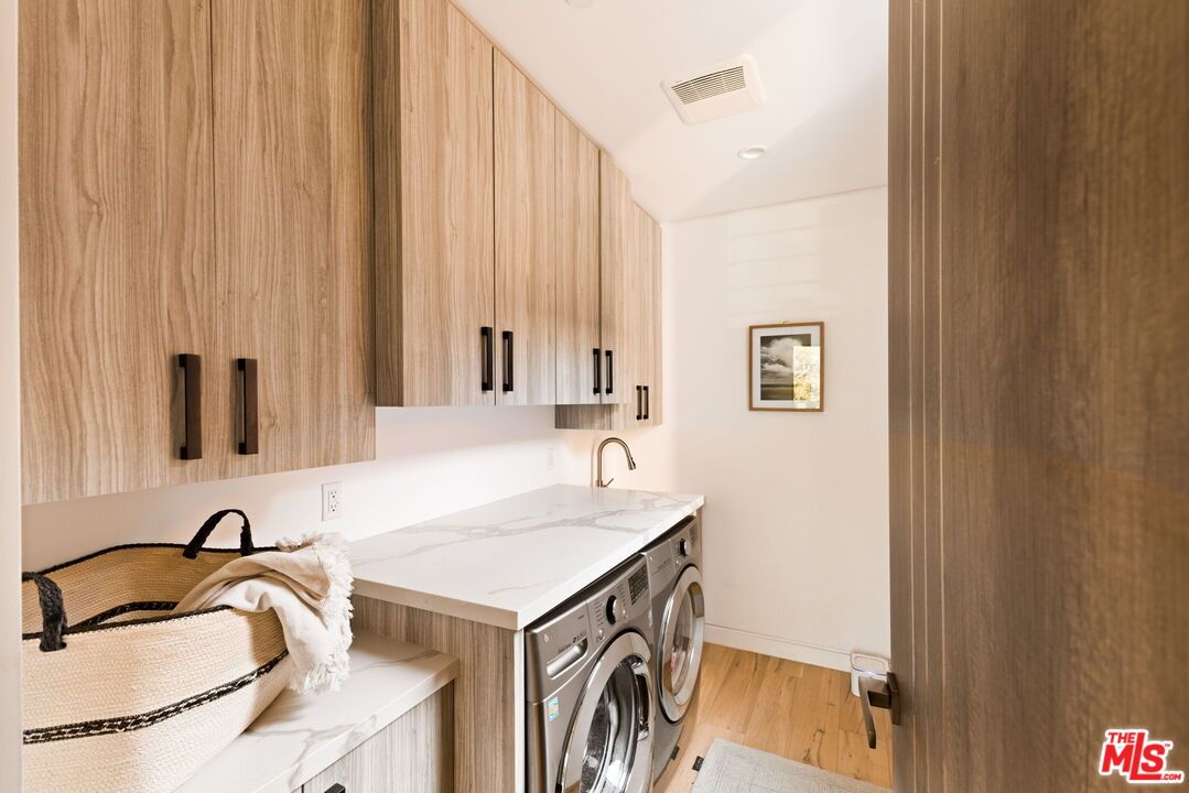 Interior, Recessed Lighting, Washer, Wood Texture Flooring