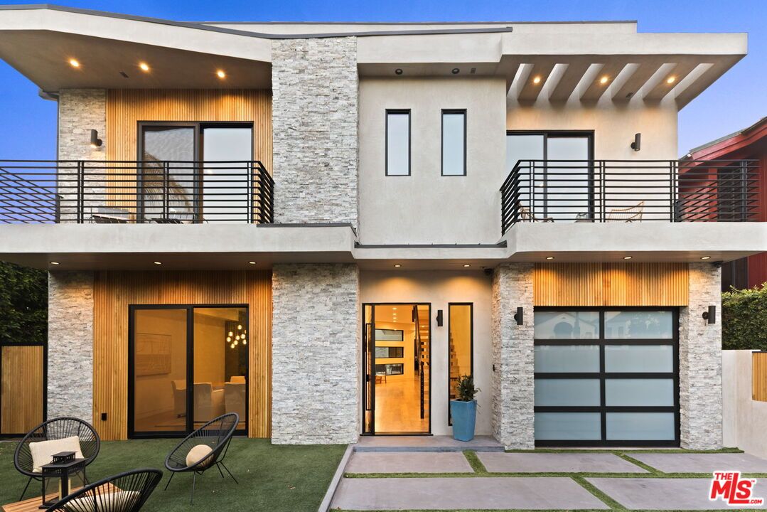 Attached, Exterior, Facade, Modern