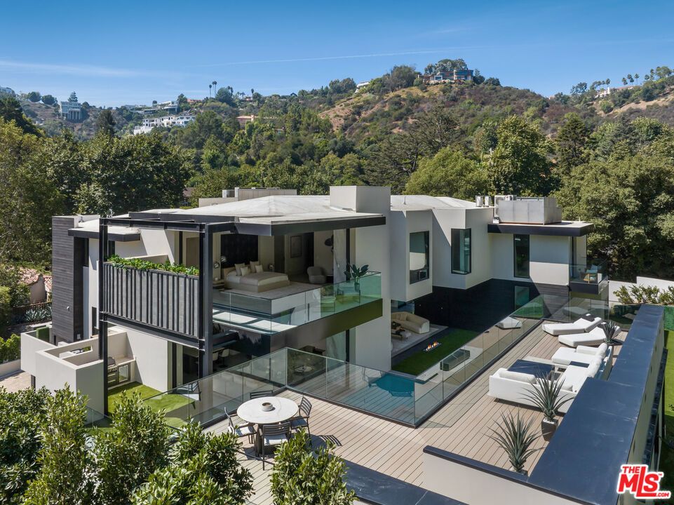 Exterior, Facade, Modern