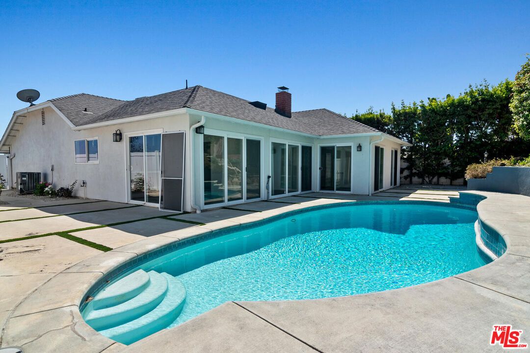 Exterior, Pool