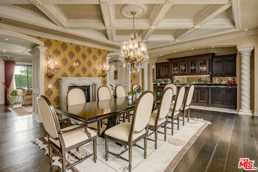 Chandelier, Dining room, Interior, Recessed Lighting, Wood Texture Flooring