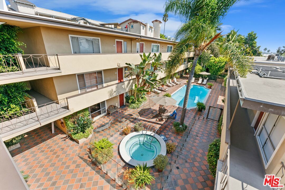 Exterior, Outdoor Kitchen, Pool