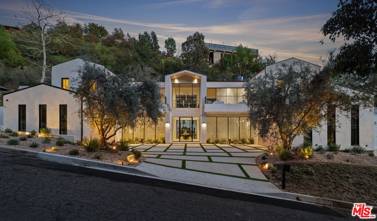 Exterior, Facade, Modern