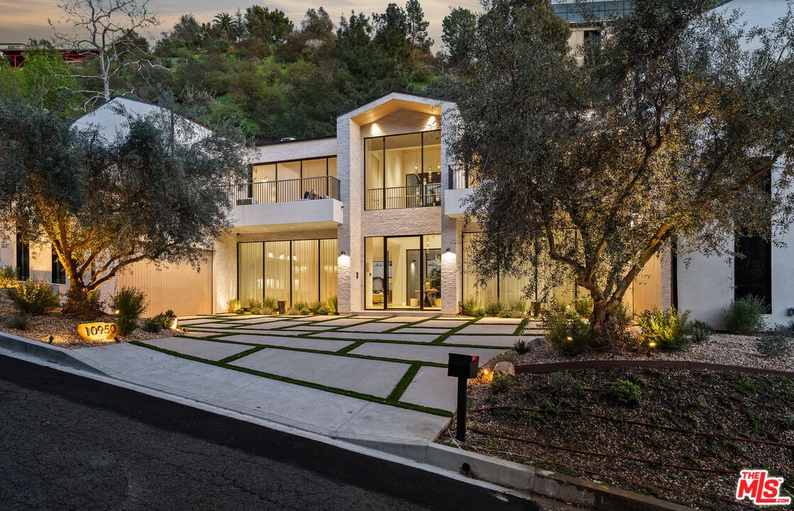 Exterior, Facade, Modern