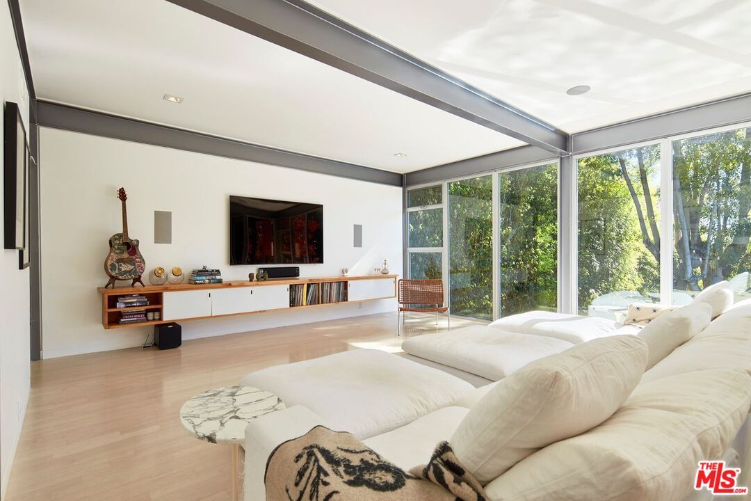 Interior, Living room, Recessed Lighting, Sun Room, Wood Texture Flooring