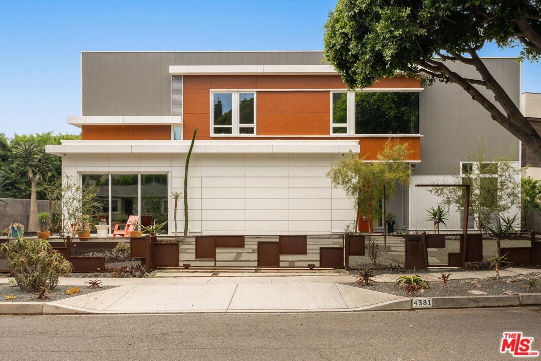 Attached, Exterior, Facade, Modern