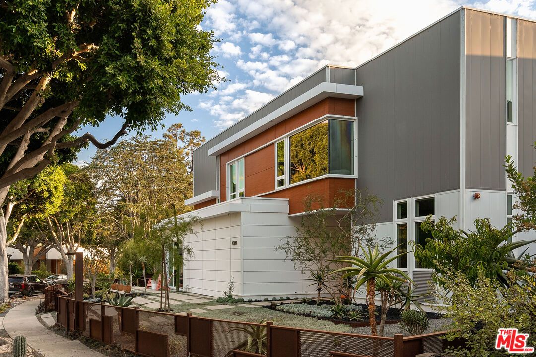 Exterior, Facade, Modern