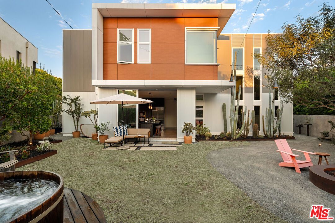 Backyard, Exterior, Facade, Modern
