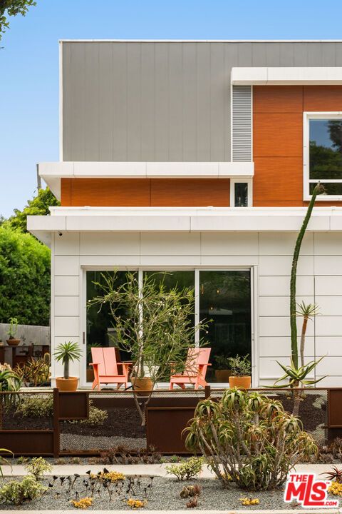 Exterior, Facade, Modern