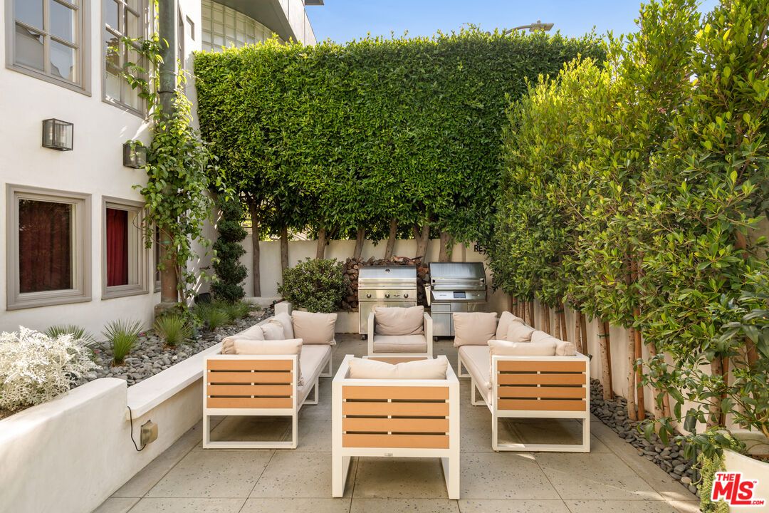 Exterior, Outdoor Kitchen
