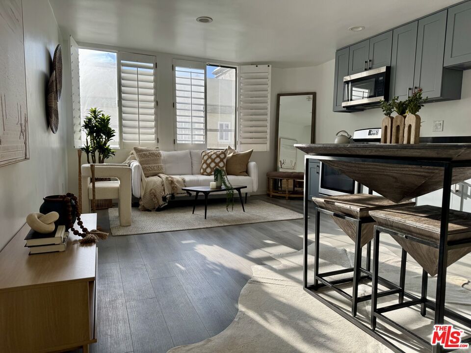 Interior, Kitchen, Living room, Recessed Lighting, Wood Texture Flooring