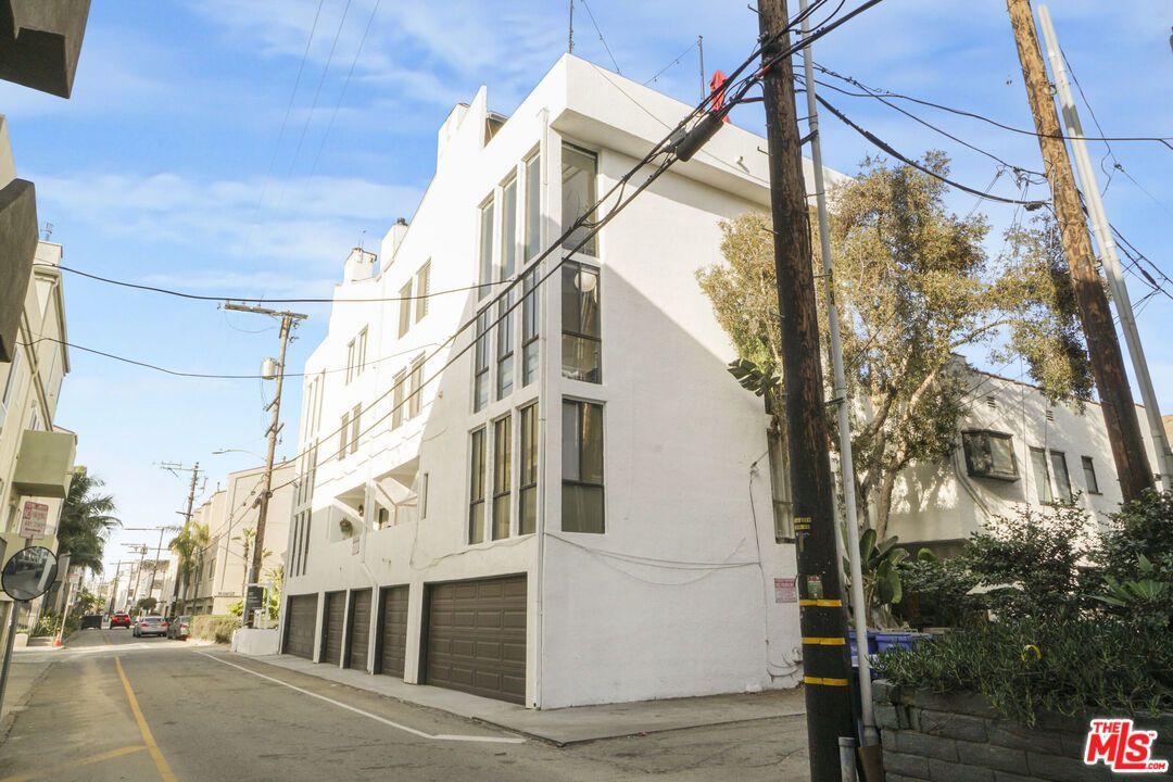 Attached, Exterior, Facade, Modern
