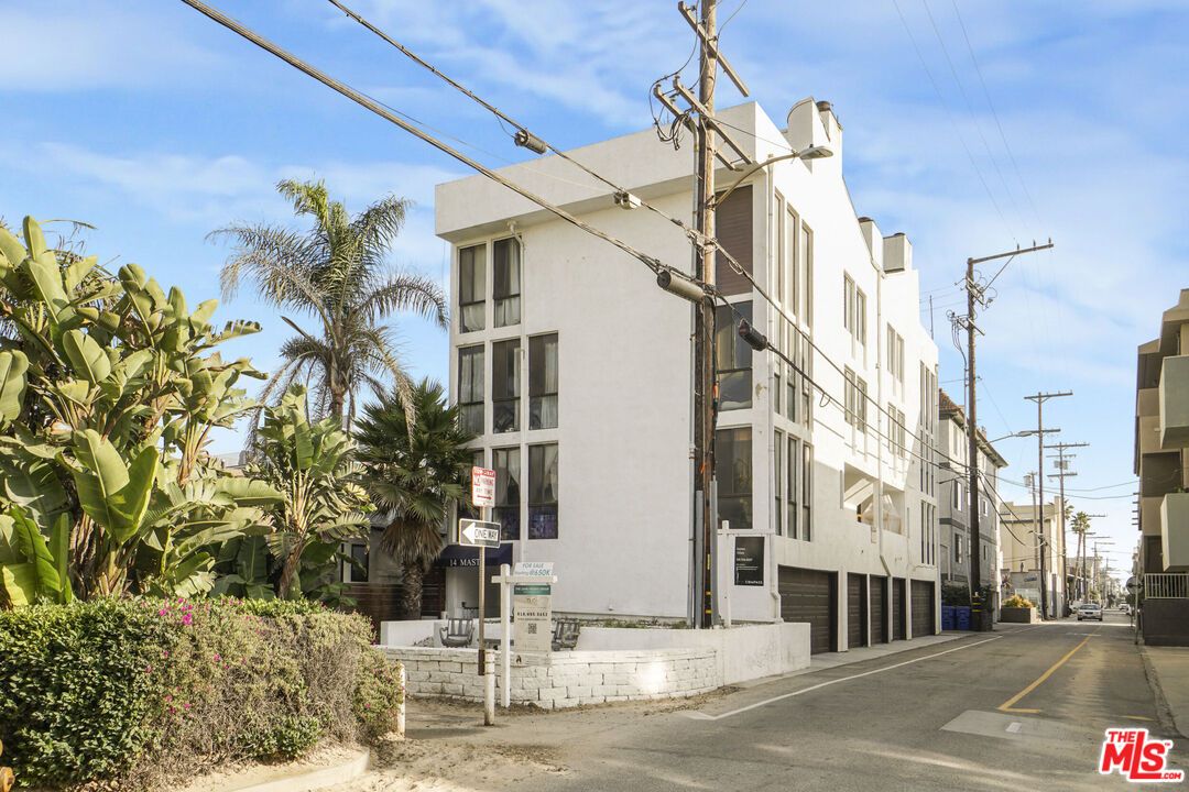 Exterior, Facade, Modern