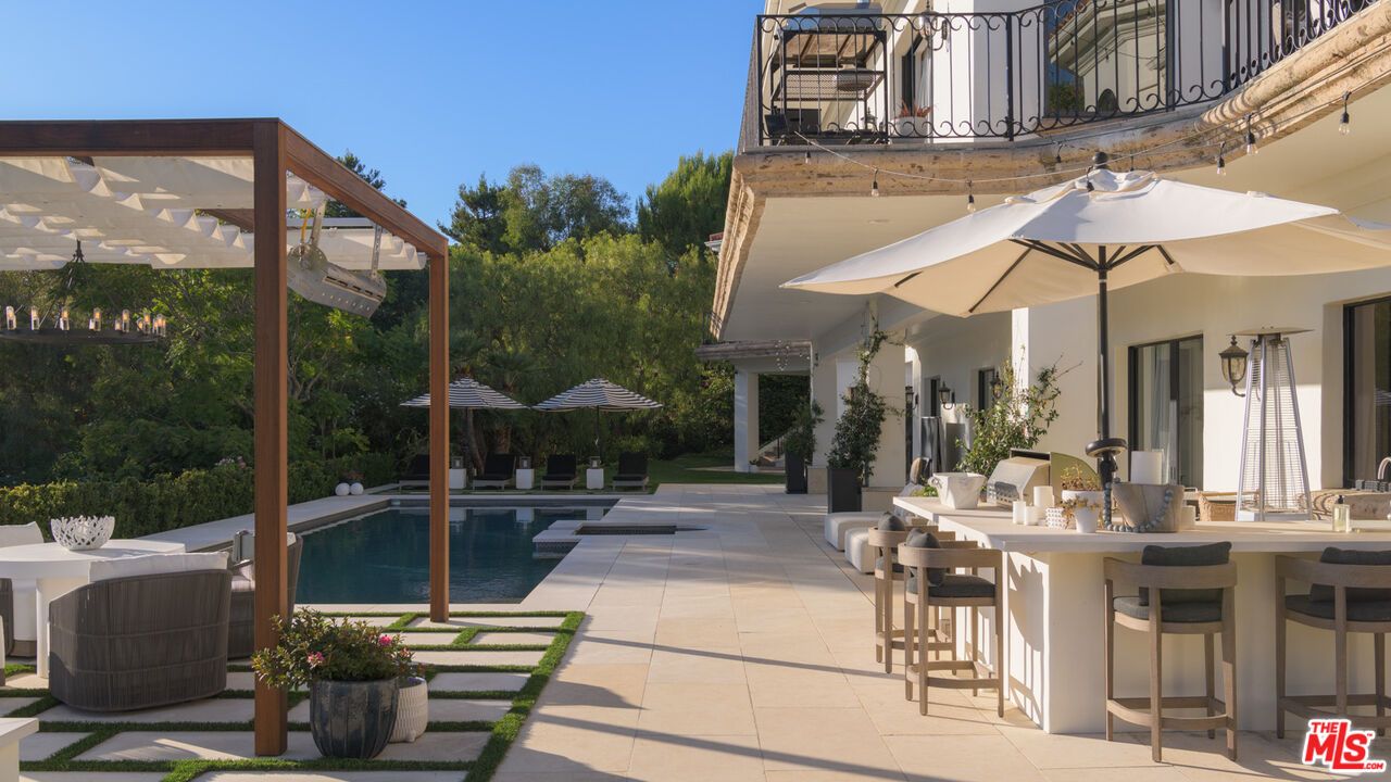Exterior, Outdoor Kitchen, Pool