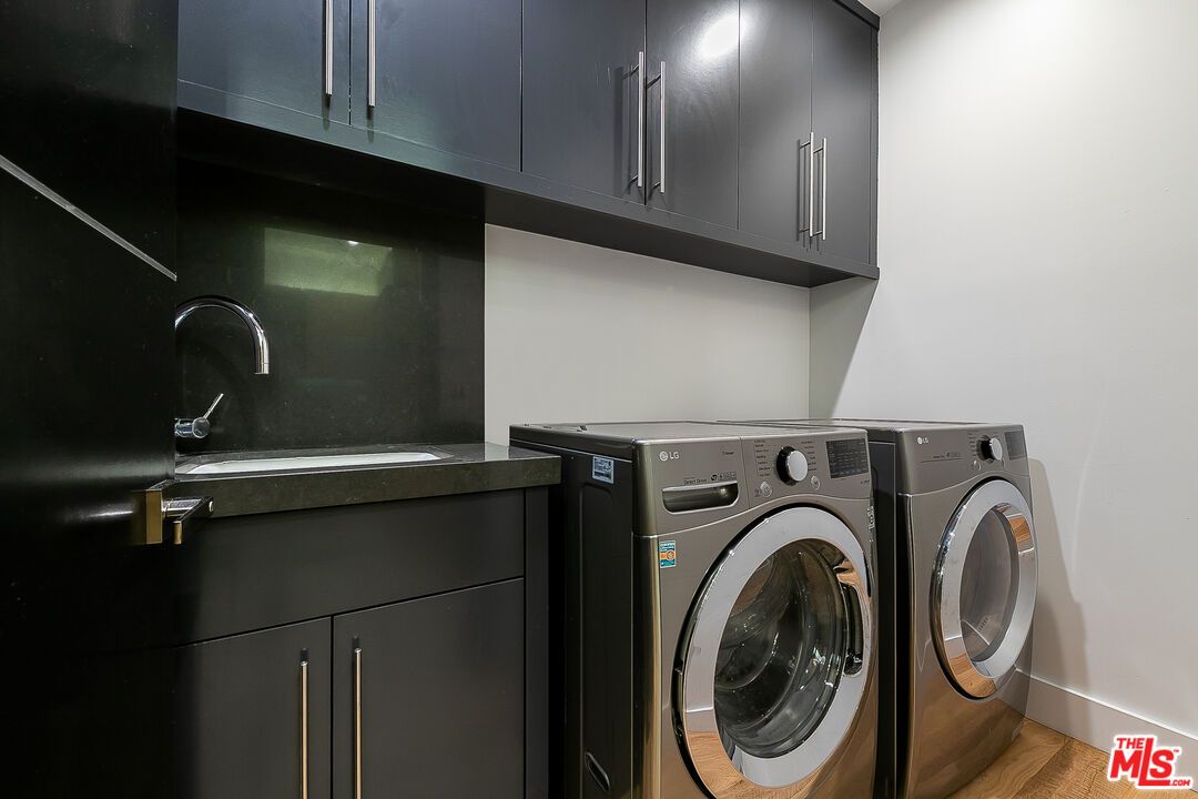 Interior, Washer, Wood Texture Flooring