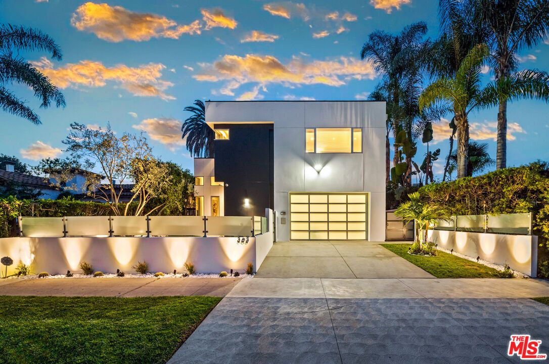 Attached, Exterior, Facade, Modern