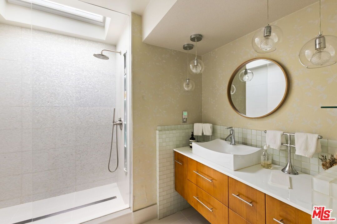 Bathroom, Dual Sink Vanities, Interior, Pendant Lights