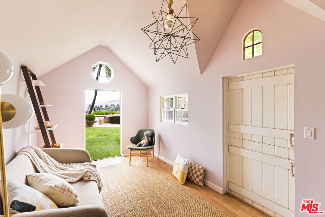 Interior, Pendant Lights, Wood Texture Flooring