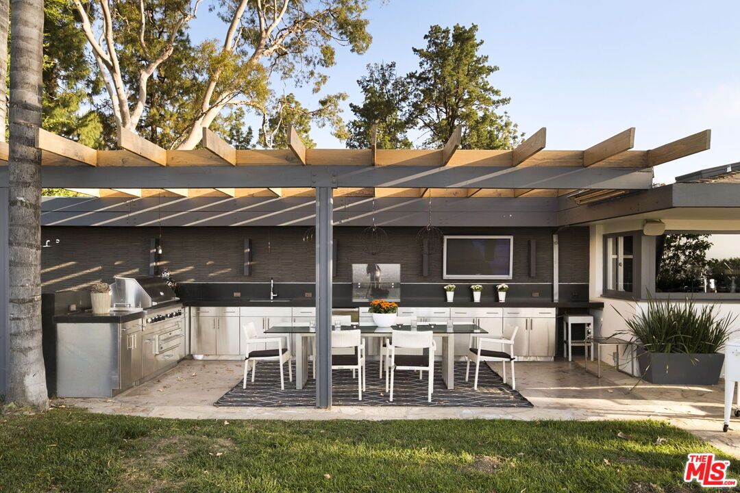 Backyard, Exterior, Outdoor Kitchen