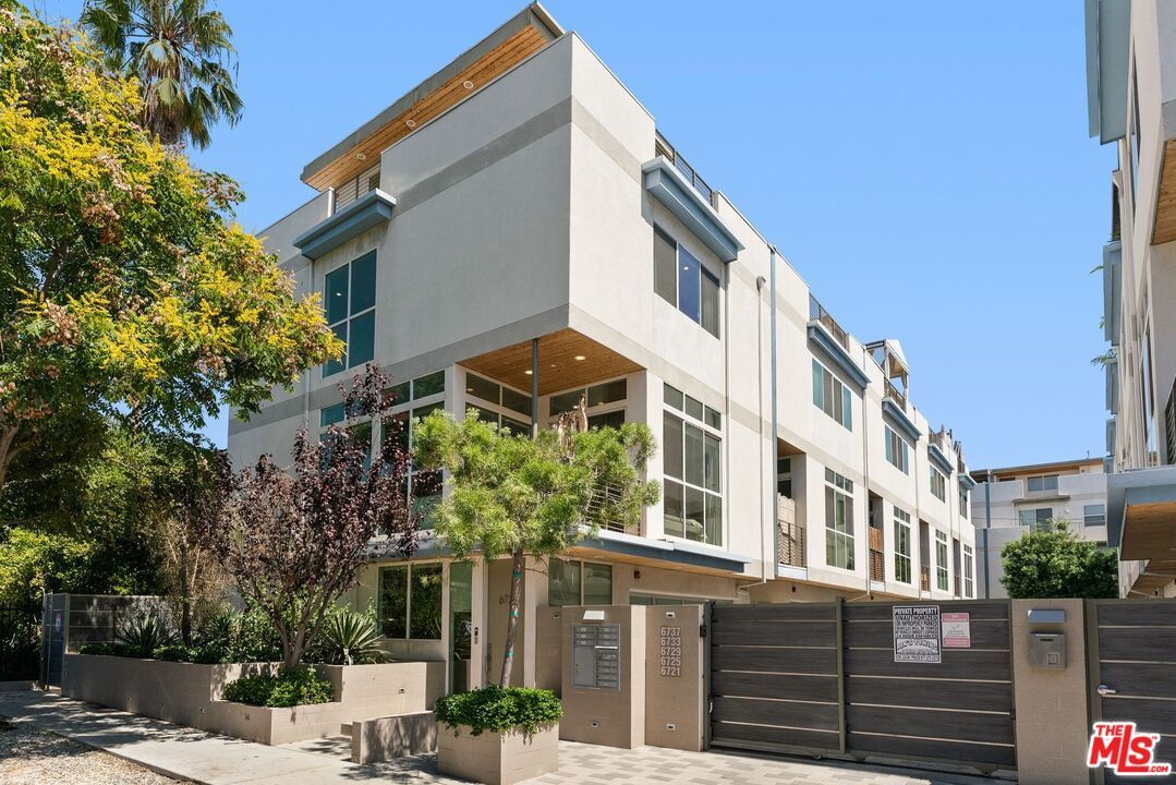 Exterior, Facade, Modern