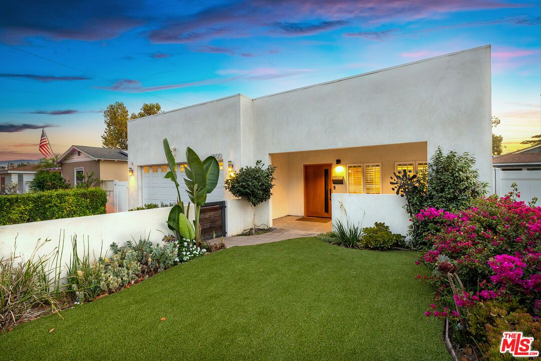 Backyard, Exterior, Facade, Modern