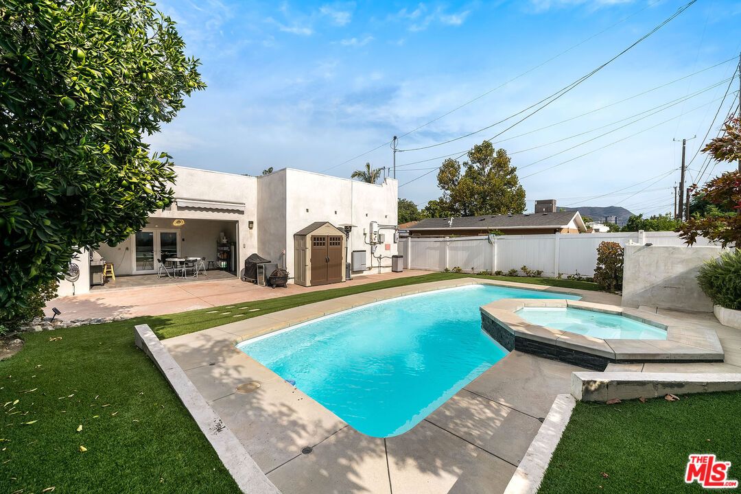 Exterior, Pool