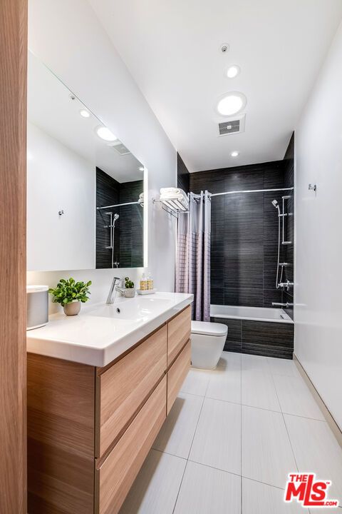 Bathroom, Dual Sink Vanities, Free Standing Baths, Glass Shower, Interior, Recessed Lighting