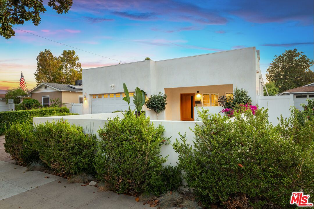 Attached, Exterior, Facade, Modern