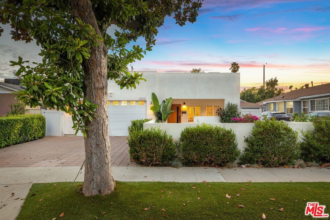 Attached, Exterior, Facade, Modern