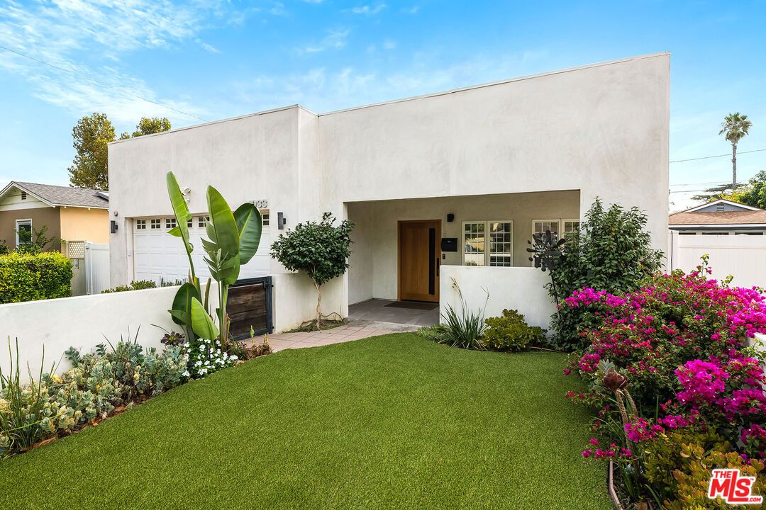 Attached, Backyard, Exterior, Facade, Modern