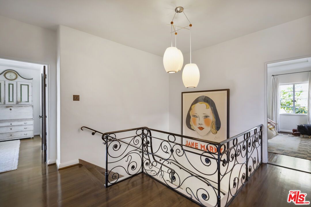 Interior, Pendant Lights, Wood Texture Flooring
