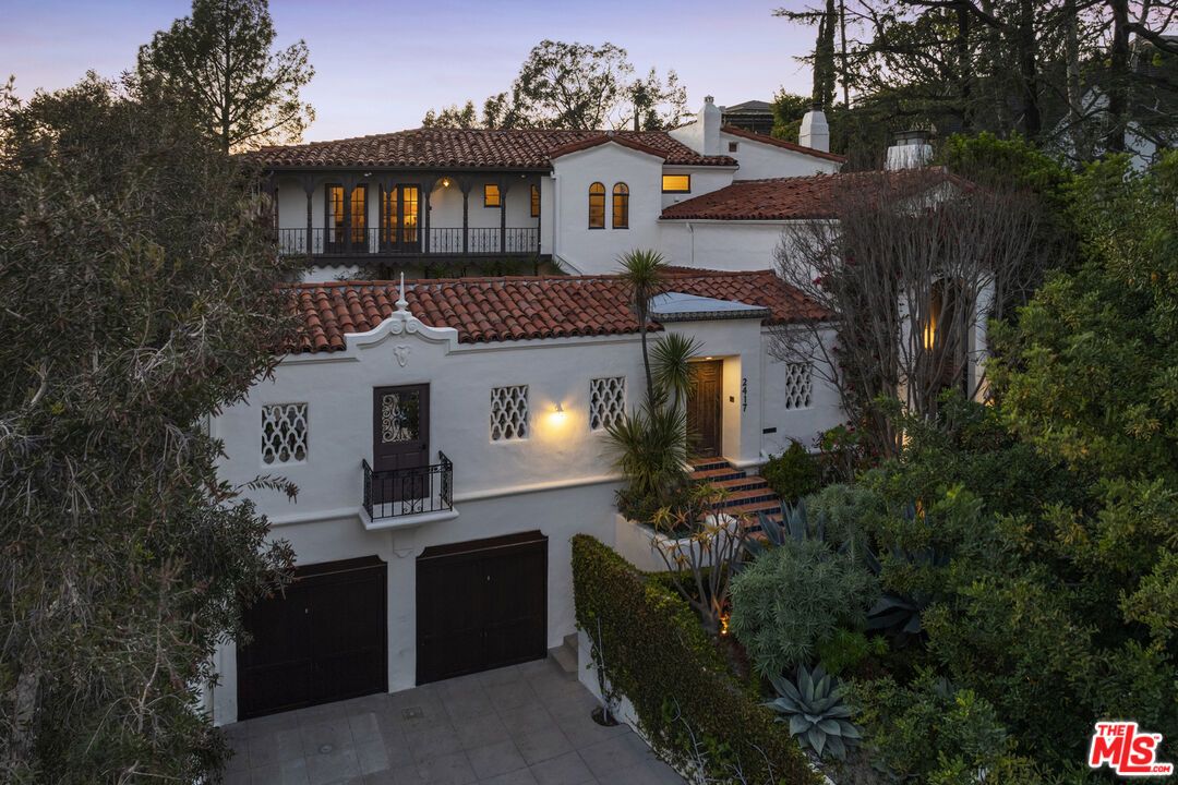 Attached, Exterior, Facade, Spanish Mediterranean