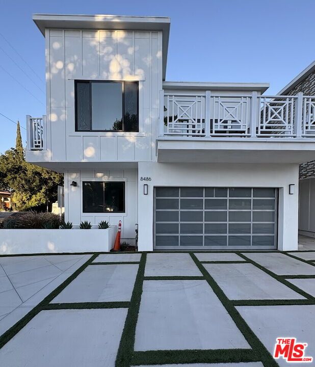 Attached, Exterior, Facade, Modern