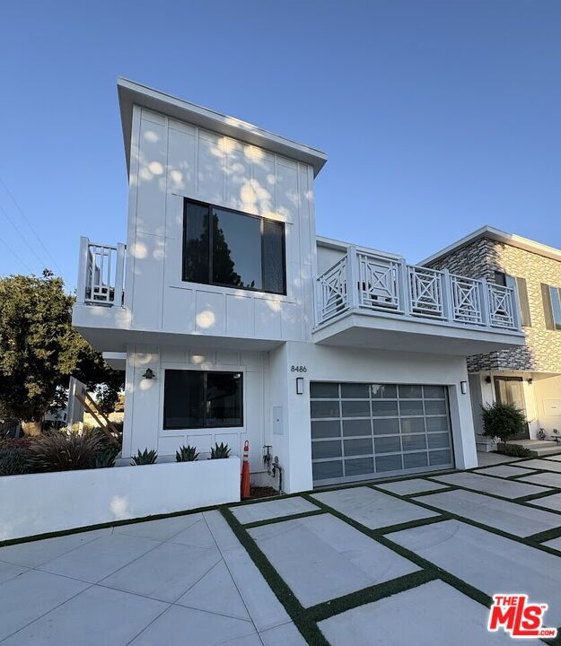 Attached, Exterior, Facade, Modern
