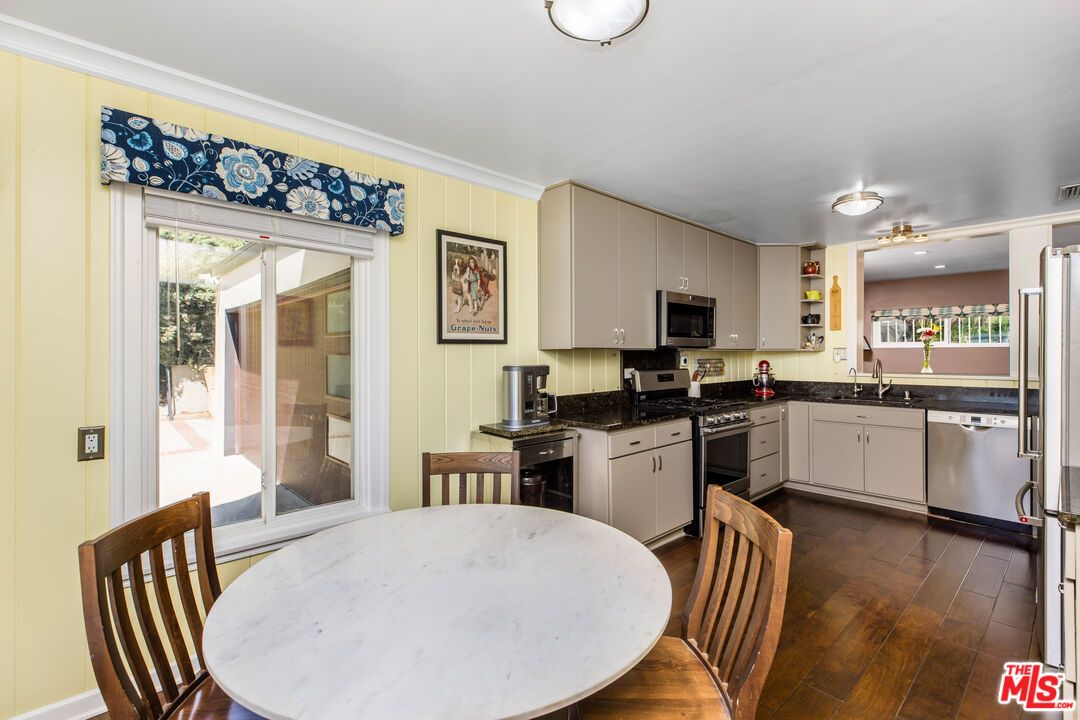 Dining room, Interior, Kitchen, Stainless Steel Appliances, Wood Texture Flooring