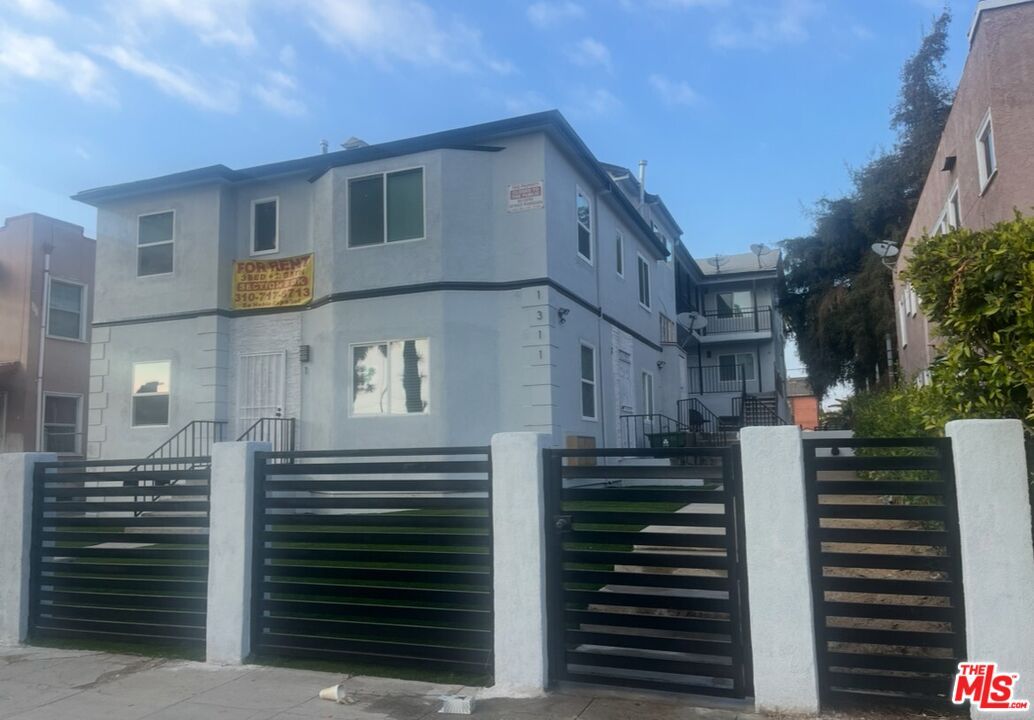 Exterior, Facade, Modern