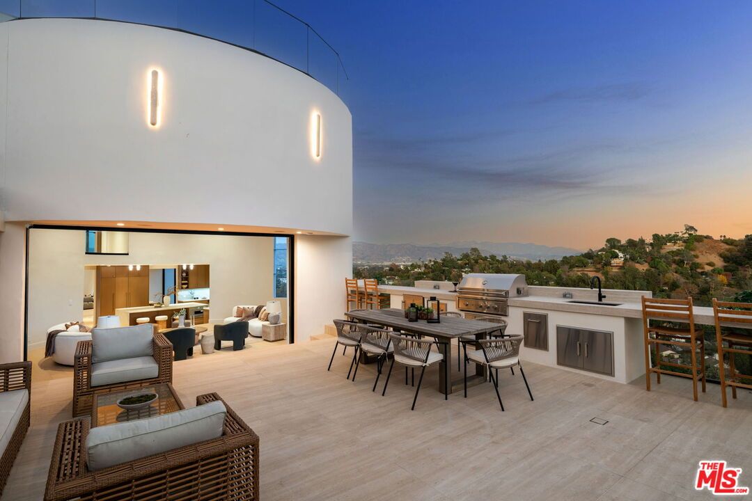 Exterior, Outdoor Kitchen