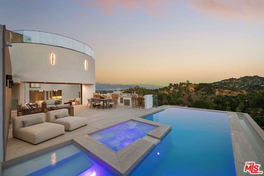 Exterior, Outdoor Kitchen, Pool