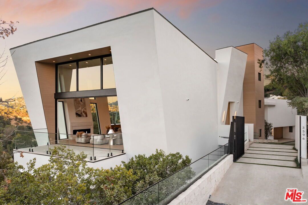Exterior, Facade, Modern