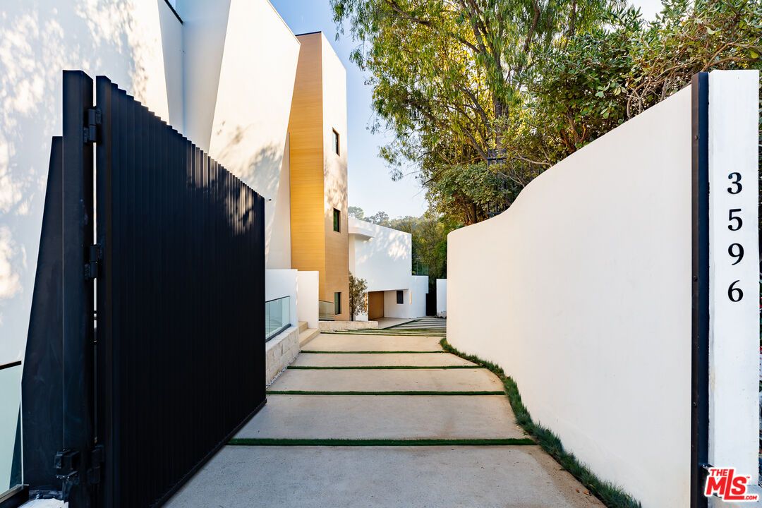 Exterior, Facade, None
