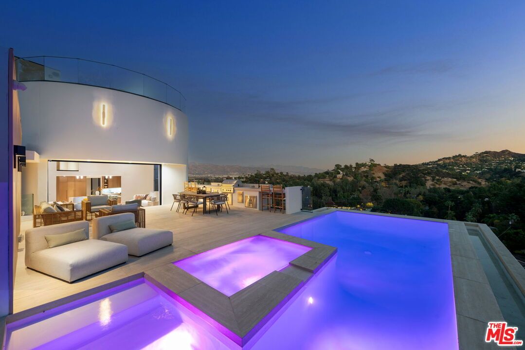 Exterior, Outdoor Kitchen, Pool