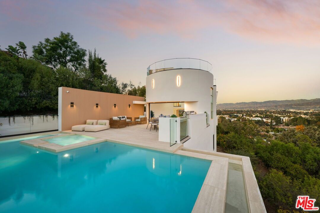 Exterior, Outdoor Kitchen, Pool