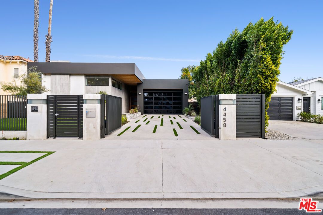 Attached, Exterior, Facade, Modern