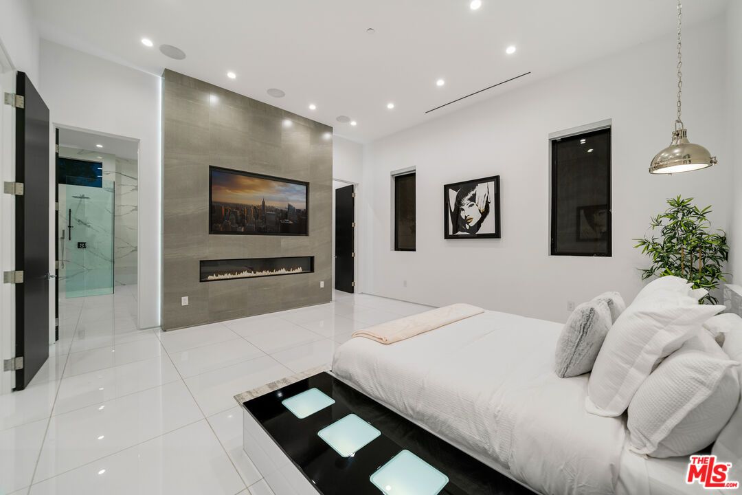 Bedroom, Fireplace, Interior, Pendant Lights, Recessed Lighting
