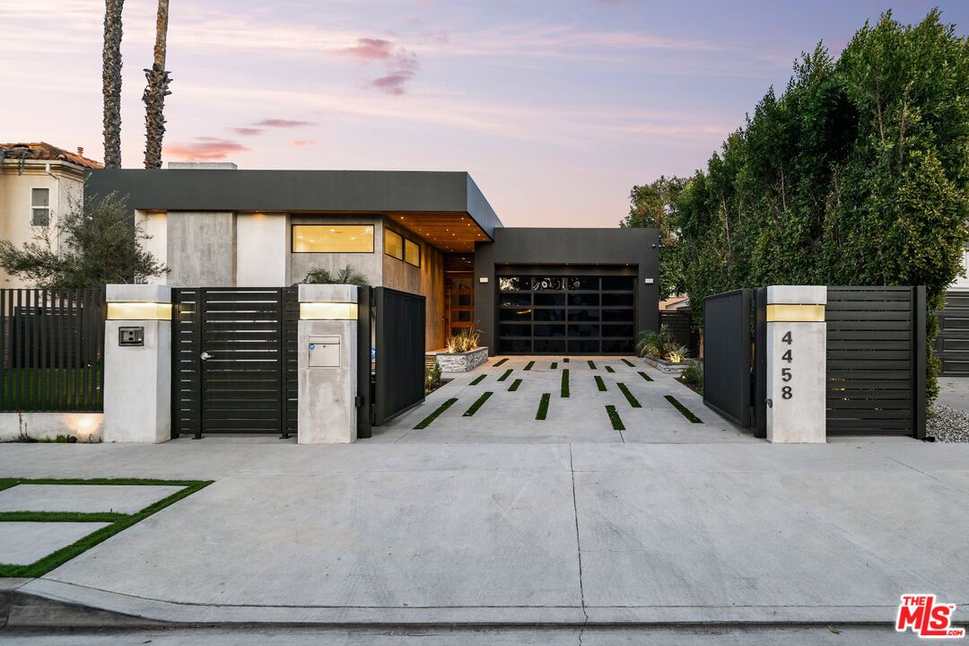 Attached, Backyard, Exterior, Facade, Modern