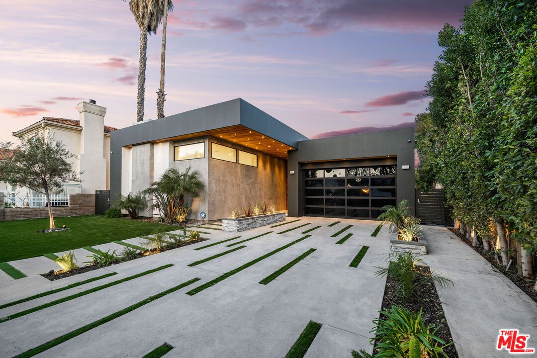 Attached, Backyard, Exterior, Facade, Modern