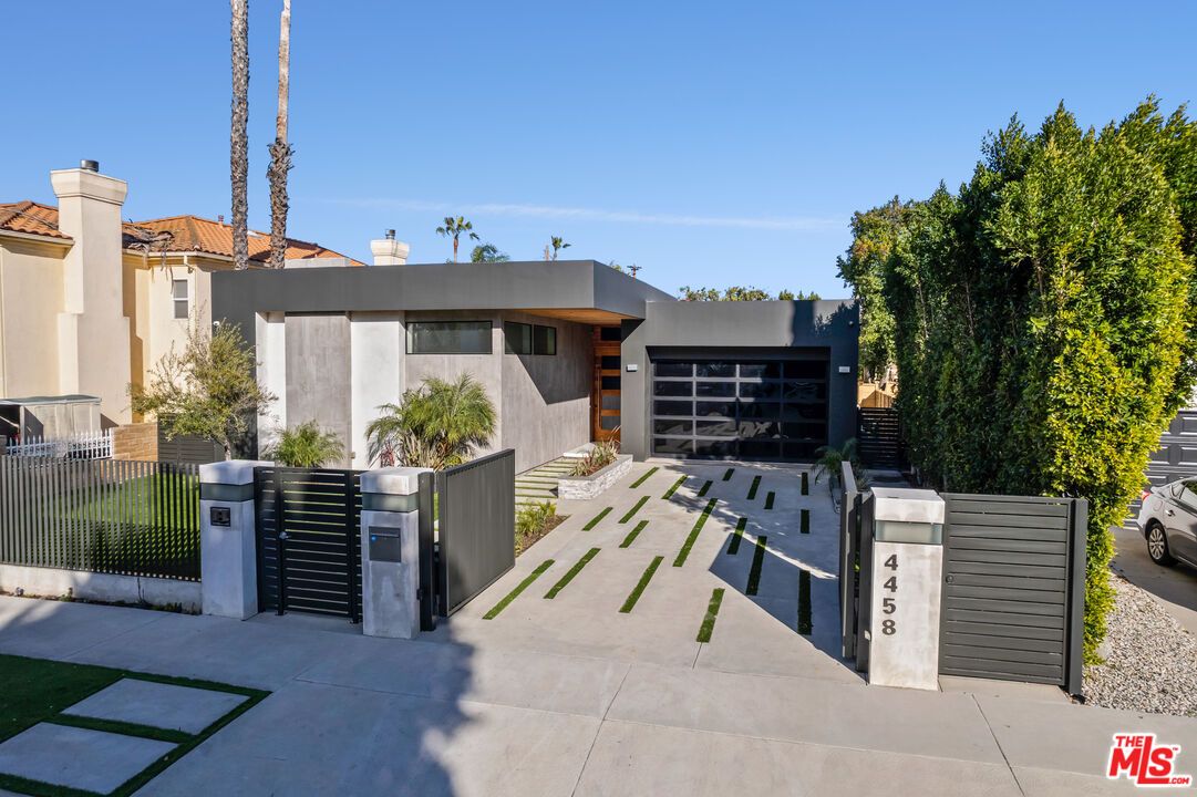 Exterior, Facade, Modern