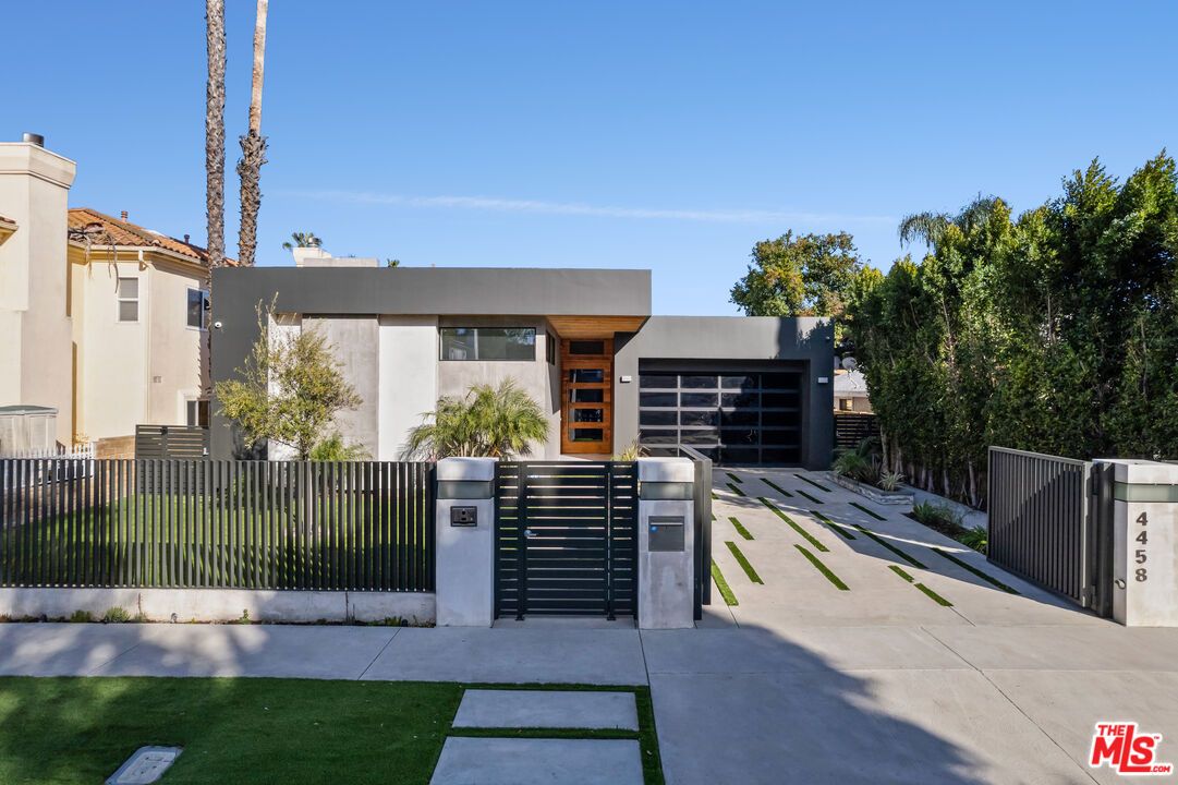 Attached, Exterior, Facade, Modern